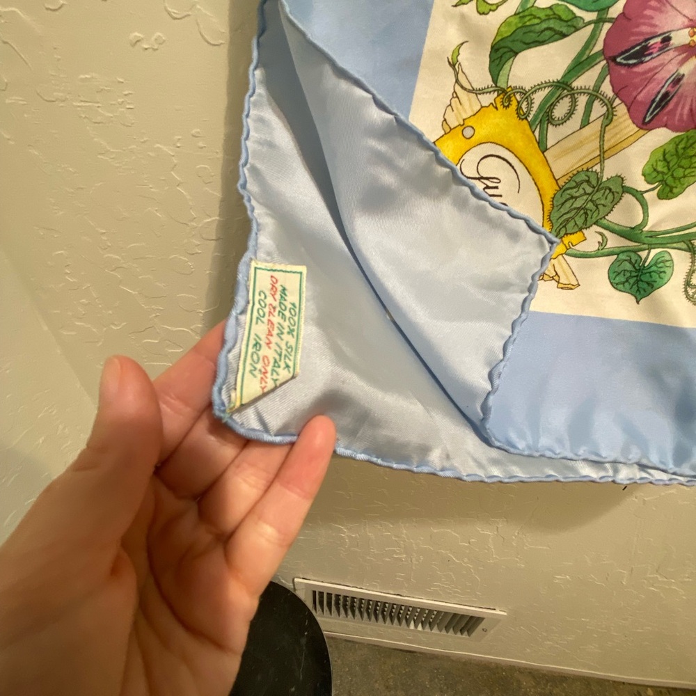 Vintage Gucci silk scarf - Picture 3 of 4